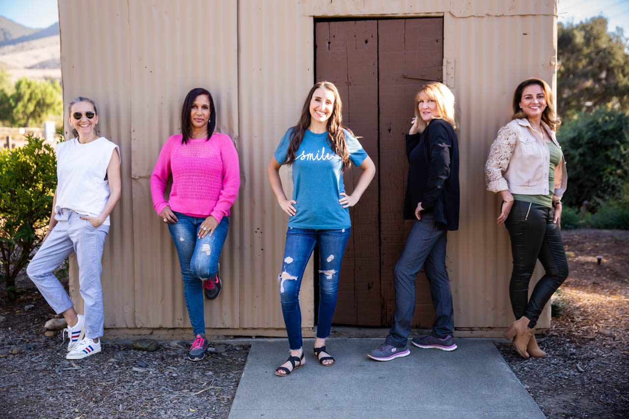 Stephanie transformational community builder & trainer -with friends -1 Branding photoshoot for a transformational community builder & trainer by Brand Images by Lea Prokopowicz - with friends -1